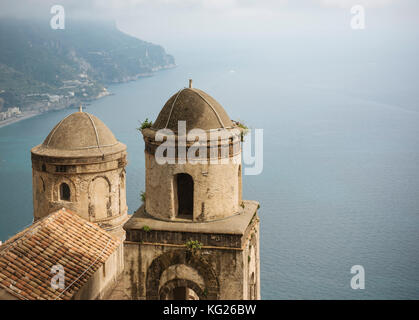 Vista da Villa Rufolo, Ravello, Costiera Amalfitana, sito patrimonio dell'umanità dell'UNESCO, Campania, Italia, Europa Foto Stock