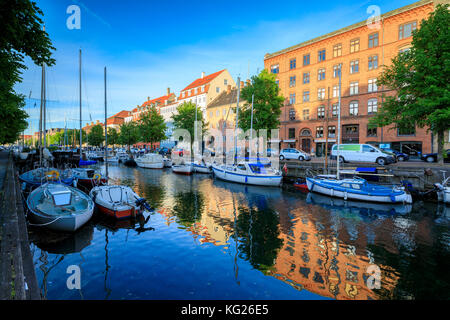 Barche ormeggiate nel canale di Christianshavn, Copenaghen, Danimarca, Europa Foto Stock