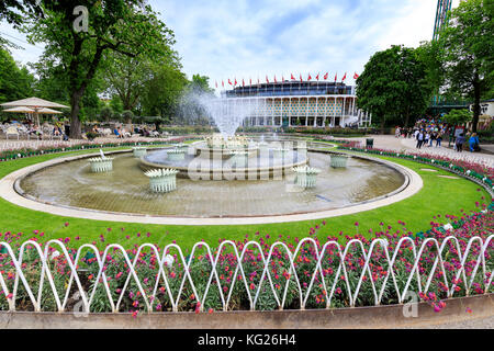 Fontane e sala concerti sullo sfondo, Giardini di Tivoli, Copenaghen, Danimarca, Europa Foto Stock