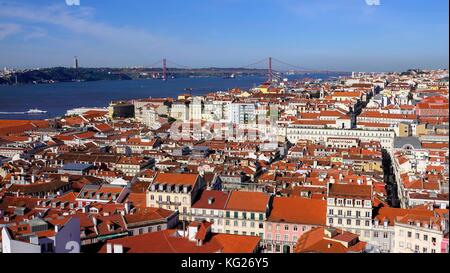 Vista da Castelo Sao Jorge sulla città vecchia di Baixa, sul fiume Tejo (fiume Tago), Lisbona, Portogallo, Europa Foto Stock