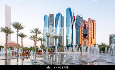 Le Etihad Towers si affacciano sulle fontane dell'Emirates Palace Hotel, Abu Dhabi, Emirati Arabi Uniti, Medio Oriente Foto Stock