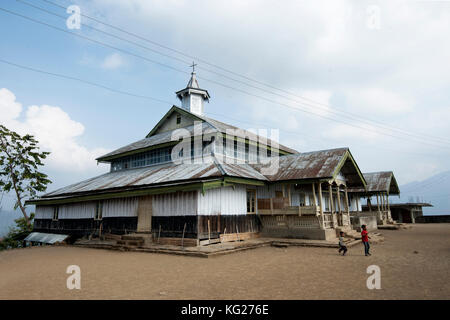 Grande chiesa battista costruita in legno in cima al villaggio tribale di Naga, comunità convertita dall'animismo al cristianesimo, Nagaland, India, Asia Foto Stock