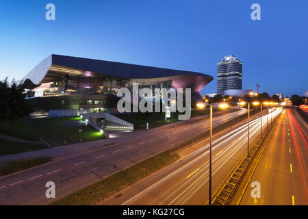 BMW Welt con edificio BMW e Museo BMW, Olympiazentrum, Mittleren Ring, Monaco di Baviera, Baviera, Germania, Europa Foto Stock