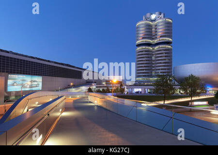 Edificio BMW e Museo BMW, Olympiazentrum, Mittleren Ring, Monaco, Baviera, Germania, Europa Foto Stock