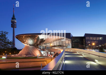 BMW Welt con torre televisiva, Olympiazentrum, Mittleren Ring, Monaco di Baviera, Germania, Europa Foto Stock