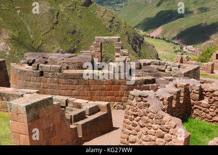 Il Perù, pisac (pisaq) - rovine inca nella valle sacra nelle Ande peruviane. Il quadro presenta il tempio del sole Foto Stock