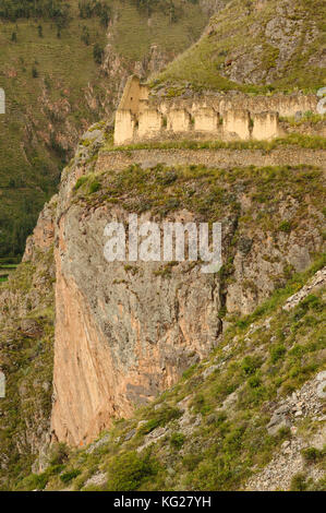 Il Perù, Ollantaytambo - fortezza Inca nella valle sacra nelle Ande peruviane. Il quadro presenta pinkulluna rovine inca Foto Stock