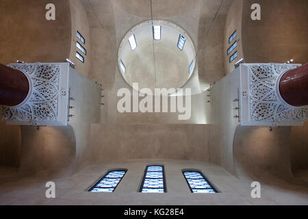 Dettagli architettonici di un interiore della chiesa ortodossa di San marko a Belgrado in Serbia: soffitto con cupola , Colonne , windows. ottobre 27 , 2017. Foto Stock