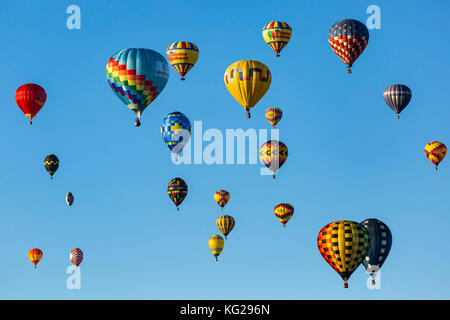 Colorato i palloni ad aria calda nell'aria, Massa Ascensione, Albuquerque International Balloon Fiesta di Albuquerque, Nuovo Messico USA Foto Stock