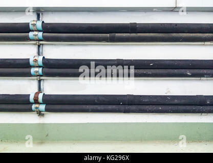 Thermo pipeline con gomma nera caso del gruppo compressore d'aria sulla terrazza dell'edificio degli uffici. Foto Stock