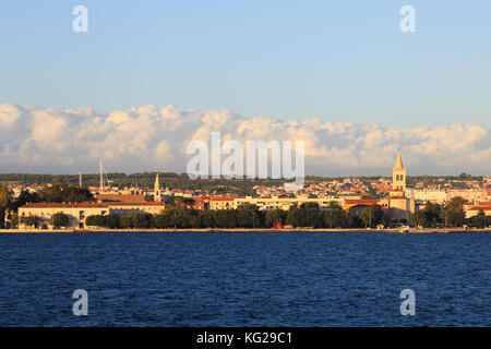 Lungomare della città di Zara a costa adriatica della Croazia vista dal mare Foto Stock