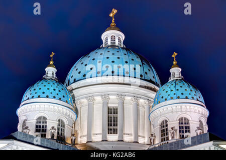 Vista notturna di tre cupole della cattedrale della trinità, San Pietroburgo, Russia Foto Stock