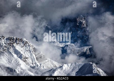 Meteo drammatico paesaggio in inverno le montagne delle Dolomiti Foto Stock