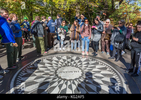 I turisti che circonda il mosaico immaginare a Strawberry Fields memorial a John Lennon, al Central Park di New York City, NY, STATI UNITI D'AMERICA Foto Stock