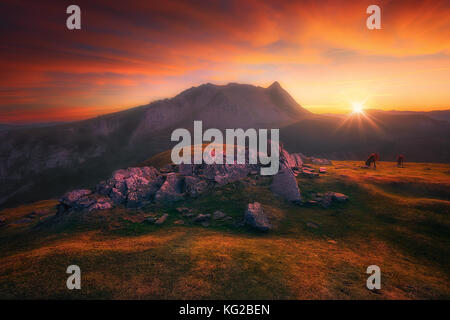 Anboto picco di montagna urkiolamendi presso il red sunrise Foto Stock