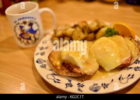 Benedick uova con patate e frutta per colazione al Johnson's ristorante svedese nella porta county community di Sister Bay, Wisconsin, Stati Uniti d'America. Foto Stock