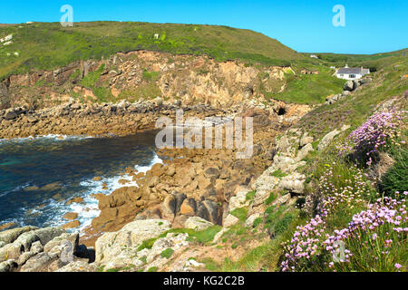 Porthgwarra insenatura in cornovaglia, inghilterra, regno unito, questa insenatura isolata è spesso usata come luogo di ripresa la serie televisiva di successo della bbc Poldark. Foto Stock