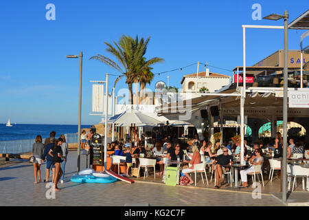 Persone ad acqua sulla spiaggia di Arenal, in prima serata in ottobre, Javea, Alicante, Spagna Foto Stock