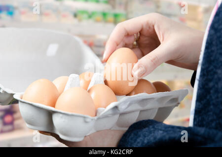 Donna compri uova nel supermercato. uovo supermercato negozio prezzo costoso negozio di alimentari concetto Foto Stock