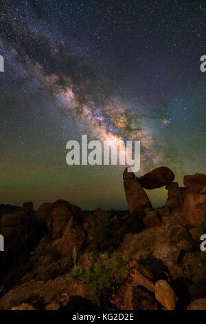 Milky Way a Balanced Rock, Big Bend National Park, Texas USA. Costellazione e galassia Foto Stock