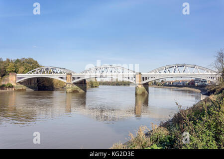 Ponte ferroviario Barnes sul Tamigi, Barnes, London Borough of Richmond Upon Thames, Greater London, England, Regno Unito Foto Stock