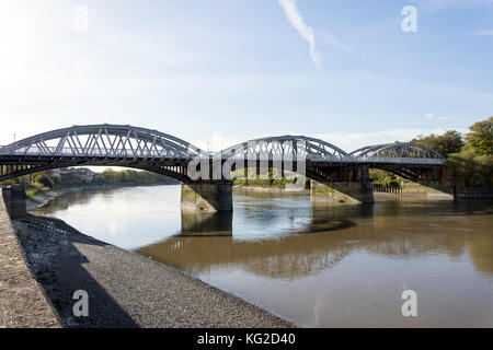 Barnes ponte attraverso il fiume Tamigi, Barnes, London Borough of Richmond upon Thames, Greater London, England, Regno Unito Foto Stock