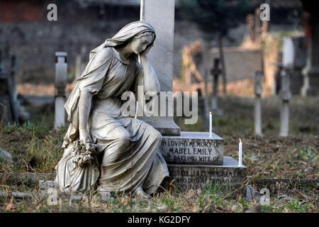 India. 01 nov, 2017. la statua di sposarsi sia visibile su la commemorazione del "tutte le anima del giorno " in un cimitero locale in srinagar la capitale estiva della controllata indiana del Kashmir. giorno della commemorazione di tutti i defunti commemora il ricordo delle anime di cristiani che hanno trovato la morte. il giorno è osservato dai cristiani tipicamente per ricordare i parenti defunti e viene osservata annualmente il 2 novembre. Credito: umer asif/Pacific press/alamy live news Foto Stock