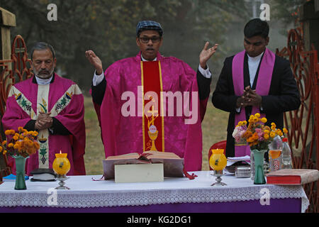 India. 01 nov, 2017. capo sacerdote prega in commemorazione del "tutte le anima del giorno " in un cimitero locale in srinagar la capitale estiva della controllata indiana del Kashmir. giorno della commemorazione di tutti i defunti commemora il ricordo delle anime di cristiani che hanno trovato la morte. il giorno è osservato dai cristiani tipicamente per ricordare i parenti defunti e viene osservata annualmente il 2 novembre. Credito: umer asif/Pacific press/alamy live news Foto Stock