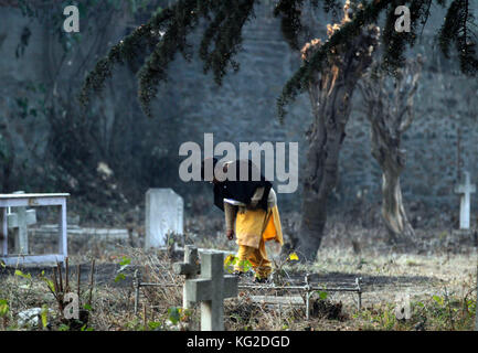 India. 01 nov, 2017. Un cristiano devoto passeggiate in un cimitero locale a Srinagar, la capitale estiva della controllata indiana del Kashmir. giorno della commemorazione di tutti i defunti commemora il ricordo delle anime di cristiani che hanno trovato la morte. il giorno è osservato dai cristiani tipicamente per ricordare i parenti defunti e viene osservata annualmente il 2 novembre. Credito: umer asif/Pacific press/alamy live news Foto Stock