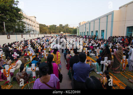 Bangladesh. 02nov, 2017. I cattolici osservare il 2 novembre come il giorno della commemorazione di tutti i defunti, una giornata di preghiera per i defunti. Le foto di osservazione sono state prese al santo Rosario chiesa di dhaka giovedì. tutte le anime al giorno è un giorno santo accantonati per onorare i morti. Credito: azim khan ronnie/Pacific press/alamy live news Foto Stock