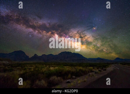 Milky Way a Balanced Rock, Big Bend National Park, Texas USA. Costellazione e galassia Foto Stock