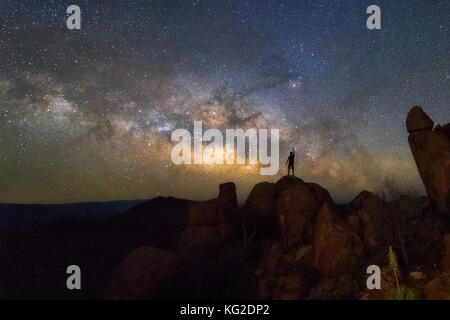 Milky Way a Balanced Rock, Big Bend National Park, Texas USA. Costellazione e galassia Foto Stock