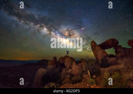 Milky Way a Balanced Rock, Big Bend National Park, Texas USA. Costellazione e galassia Foto Stock