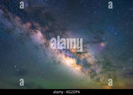 Milky Way al cimitero cittadino fantasma di Terlingua, Texas, vicino al parco nazionale Big Bend, Texas USA. Costellazione e galassia Foto Stock