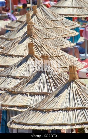 Ombrelloni, Spiaggia di Mirror (Pasqyra), Saranda Foto Stock