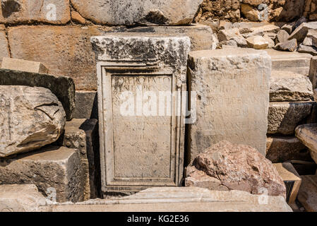 Antiche Scritture sulle rovine di marmo in Efeso storico della città antica, a selcuk,izmir, Turchia. Foto Stock