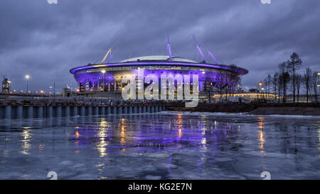 Saint Petersburg, Russia - 25 dicembre 2016: nuovo stadio di calcio di club "zenit San Pietroburgo' sull isola krestovsky di notte con luci colorate Foto Stock
