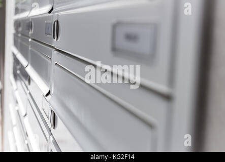 Righe di alluminio le caselle di posta di concetti come la sicurezza e la protezione, comunicazione aziendale e concetti. profondità di campo. Foto Stock