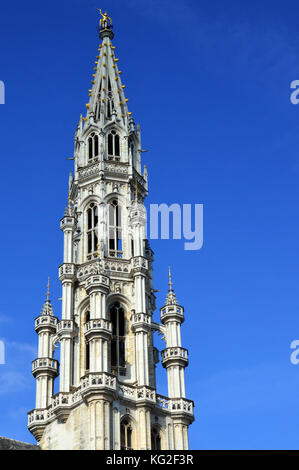 Il brabantine architettura gotica della torre campanaria della città di Bruxelles town hall presso il Grand Place di Bruxelles in Belgio Foto Stock