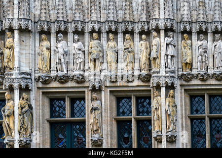 La facciata del municipio della città di Bruxelles, un edificio di stile architettonico gotico decorato con statue del Grand Place di Bruxelles in Belgio Foto Stock