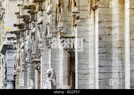 La facciata del municipio della città di Bruxelles, un edificio di stile architettonico gotico decorato con statue del Grand Place di Bruxelles in Belgio Foto Stock