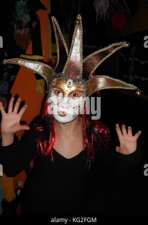 Ragazza in una maschera di Halloween Foto Stock