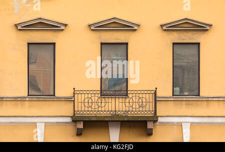 Tre finestre in una riga e balcone sulla facciata del centro europeo di vaccinazione vista frontale, San Pietroburgo, Russia Foto Stock