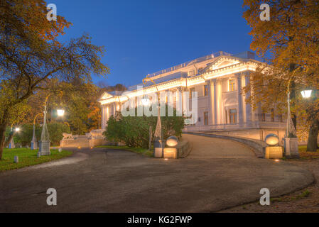 San Pietroburgo, Russia - 3 ottobre 2016: vista notturna di illuminato palazzo yelagin in autunno Foto Stock