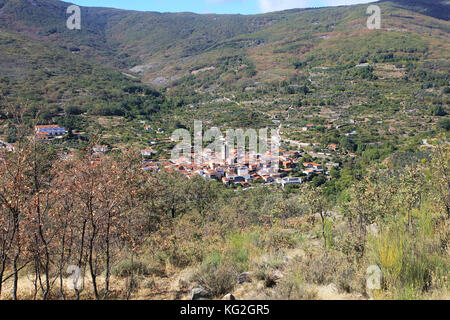 Guardando verso il basso sui tetti del villaggio nucleate Garganta la Olla, La Vera, Estremadura, Spagna Foto Stock