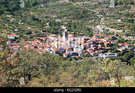 Guardando verso il basso sui tetti del villaggio nucleate Garganta la Olla, La Vera, Estremadura, Spagna Foto Stock