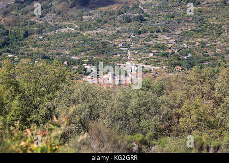 Guardando verso il basso sui tetti del villaggio nucleate Garganta la Olla, La Vera, Estremadura, Spagna Foto Stock