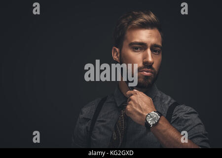 Uomo bello barba di pettinatura Foto Stock