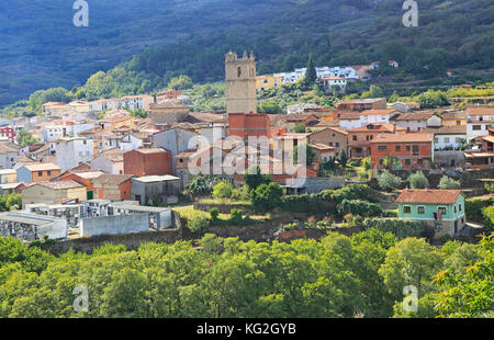 Guardando verso il basso sui tetti del villaggio nucleate Garganta la Olla, La Vera, Estremadura, Spagna Foto Stock