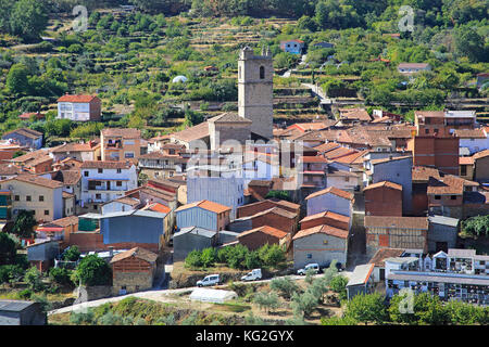 Guardando verso il basso sui tetti del villaggio nucleate Garganta la Olla, La Vera, Estremadura, Spagna Foto Stock